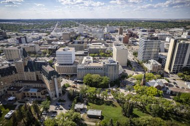 Saskatoonlar üzerinde insansız hava aracı vuruldu. Şehir merkezindeki hareketli caddelerin ve kentsel ufuk çizgisinin altını çizdi..