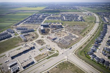 Aspen Ridge, Saskatoon 'un insansız hava aracı görüntüsü modern gelişimini ve manzarasını gözler önüne seriyor..