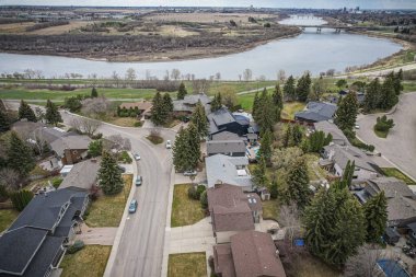İnsansız hava aracı görüntüsü River Heights, Saskatoon 'un cazibesini yakalıyor..