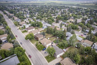 İnsansız hava aracı görüntüsü River Heights, Saskatoon 'un cazibesini yakalıyor..