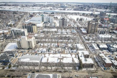 Şehir Parkı 'nın insansız hava aracı görüntüsü, Saskatoon, büyüleyici sokaklarını ve hareketli toplum hayatını yakalıyor.