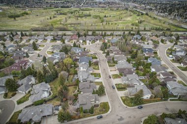 Briarwood, Saskatoon 'un insansız hava aracı görüntüsü. Huzurlu yerleşim yerlerini ve yeşil alanları gösteriyor..