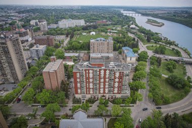 Saskatoonlar üzerinde insansız hava aracı vuruldu. Şehir merkezindeki hareketli caddelerin ve kentsel ufuk çizgisinin altını çizdi..