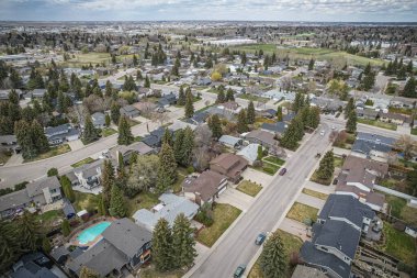 İnsansız hava aracı görüntüsü River Heights, Saskatoon 'un cazibesini yakalıyor..
