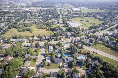 İnsansız hava aracı görüntüsü River Heights, Saskatoon 'un cazibesini yakalıyor..