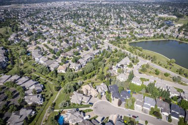 Kuzey Saskatchewan, Saskatchewan, Kanada 'da bulunan Arbor Creek' in havadan görüntüsü. Çoğunlukla düşük yoğunluklu, tek kişilik müstakil konutlardan oluşur.. 