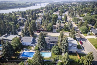 İnsansız hava aracı görüntüsü River Heights, Saskatoon 'un cazibesini yakalıyor..