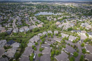 Kuzey Saskatchewan, Saskatchewan, Kanada 'da bulunan Arbor Creek' in havadan görüntüsü. Çoğunlukla düşük yoğunluklu, tek kişilik müstakil konutlardan oluşur.. 