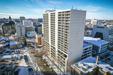 Saskatoonlar üzerinde insansız hava aracı vuruldu. Şehir merkezindeki hareketli caddelerin ve kentsel ufuk çizgisinin altını çizdi..