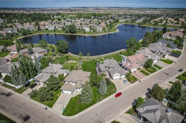 Briarwood, Saskatoon 'un insansız hava aracı görüntüsü. Huzurlu yerleşim yerlerini ve yeşil alanları gösteriyor..