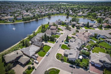 Briarwood, Saskatoon 'un insansız hava aracı görüntüsü. Huzurlu yerleşim yerlerini ve yeşil alanları gösteriyor..