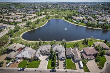 Briarwood, Saskatoon 'un insansız hava aracı görüntüsü. Huzurlu yerleşim yerlerini ve yeşil alanları gösteriyor..