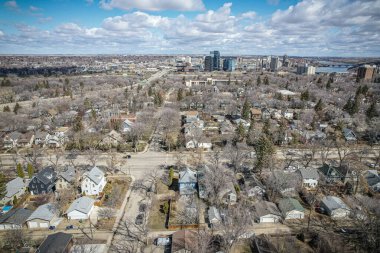 İnsansız hava aracı görüntüsü Buena Vista, Saskatoon 'un güzelliğini ev cazibesi ve dingin çevresiyle yakalıyor.
