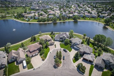 Briarwood, Saskatoon 'un insansız hava aracı görüntüsü. Huzurlu yerleşim yerlerini ve yeşil alanları gösteriyor..