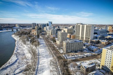 Saskatoonlar üzerinde insansız hava aracı vuruldu. Şehir merkezindeki hareketli caddelerin ve kentsel ufuk çizgisinin altını çizdi..