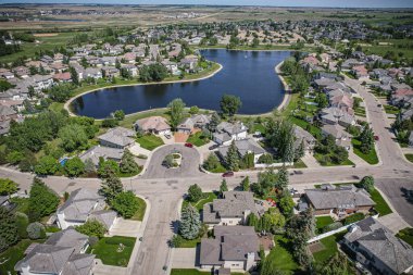Briarwood, Saskatoon 'un insansız hava aracı görüntüsü. Huzurlu yerleşim yerlerini ve yeşil alanları gösteriyor..