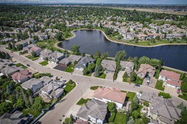 Briarwood, Saskatoon 'un insansız hava aracı görüntüsü. Huzurlu yerleşim yerlerini ve yeşil alanları gösteriyor..