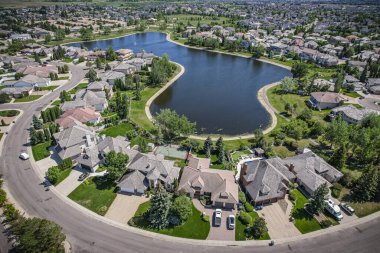 Briarwood, Saskatoon 'un insansız hava aracı görüntüsü. Huzurlu yerleşim yerlerini ve yeşil alanları gösteriyor..