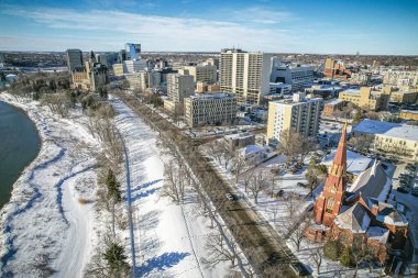 Saskatoonlar üzerinde insansız hava aracı vuruldu. Şehir merkezindeki hareketli caddelerin ve kentsel ufuk çizgisinin altını çizdi..