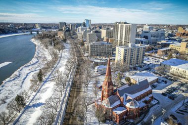 Saskatoonlar üzerinde insansız hava aracı vuruldu. Şehir merkezindeki hareketli caddelerin ve kentsel ufuk çizgisinin altını çizdi..