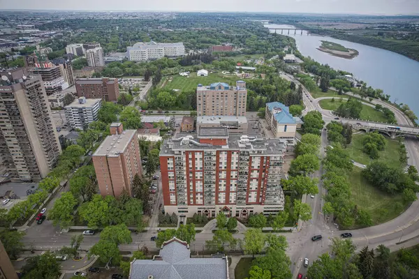 Saskatoonlar üzerinde insansız hava aracı vuruldu. Şehir merkezindeki hareketli caddelerin ve kentsel ufuk çizgisinin altını çizdi..