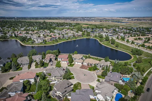 Briarwood, Saskatoon 'un insansız hava aracı görüntüsü. Huzurlu yerleşim yerlerini ve yeşil alanları gösteriyor..