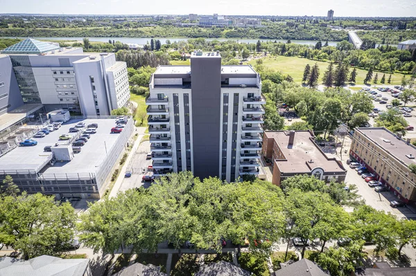 Şehir Parkı 'nın insansız hava aracı görüntüsü, Saskatoon, büyüleyici sokaklarını ve hareketli toplum hayatını yakalıyor.