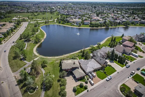 Briarwood, Saskatoon 'un insansız hava aracı görüntüsü. Huzurlu yerleşim yerlerini ve yeşil alanları gösteriyor..