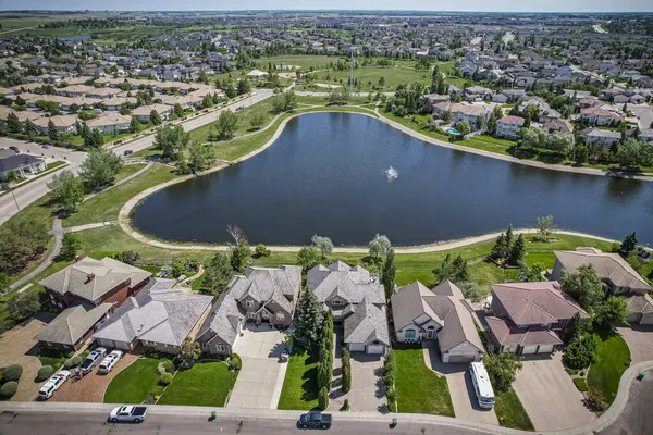 Briarwood, Saskatoon 'un insansız hava aracı görüntüsü. Huzurlu yerleşim yerlerini ve yeşil alanları gösteriyor..