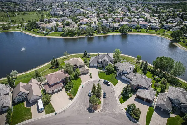 Briarwood, Saskatoon 'un insansız hava aracı görüntüsü. Huzurlu yerleşim yerlerini ve yeşil alanları gösteriyor..