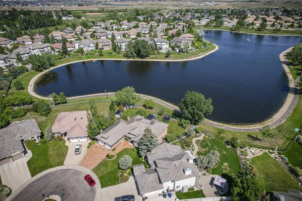 Briarwood, Saskatoon 'un insansız hava aracı görüntüsü. Huzurlu yerleşim yerlerini ve yeşil alanları gösteriyor..
