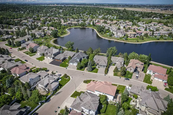 Briarwood, Saskatoon 'un insansız hava aracı görüntüsü. Huzurlu yerleşim yerlerini ve yeşil alanları gösteriyor..