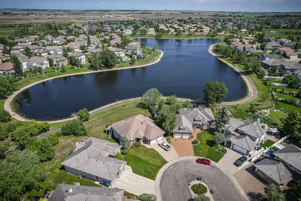Briarwood, Saskatoon 'un insansız hava aracı görüntüsü. Huzurlu yerleşim yerlerini ve yeşil alanları gösteriyor..