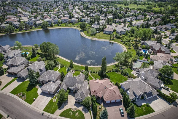 Briarwood, Saskatoon 'un insansız hava aracı görüntüsü. Huzurlu yerleşim yerlerini ve yeşil alanları gösteriyor..