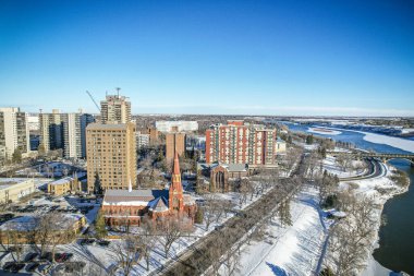 Saskatoonlar üzerinde insansız hava aracı vuruldu. Şehir merkezindeki hareketli caddelerin ve kentsel ufuk çizgisinin altını çizdi..