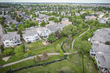 Kuzey Saskatchewan, Saskatchewan, Kanada 'da bulunan Arbor Creek' in havadan görüntüsü. Çoğunlukla düşük yoğunluklu, tek kişilik müstakil konutlardan oluşur.. 