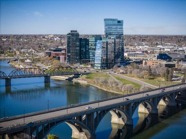 İnsansız hava aracı görüntüsü Saskatchewan şehir merkezinin canlı atmosferini yaz mevsiminde, hareketli caddeleriyle, yüksek gökdeleriyle ve canlı kentsel enerjisiyle yakalıyor.