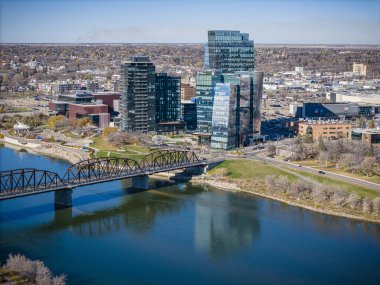 İnsansız hava aracı görüntüsü Saskatchewan şehir merkezinin canlı atmosferini yaz mevsiminde, hareketli caddeleriyle, yüksek gökdeleriyle ve canlı kentsel enerjisiyle yakalıyor.