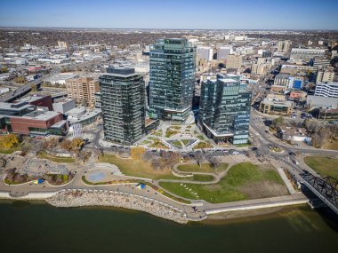İnsansız hava aracı görüntüsü Saskatchewan şehir merkezinin canlı atmosferini yaz mevsiminde, hareketli caddeleriyle, yüksek gökdeleriyle ve canlı kentsel enerjisiyle yakalıyor.