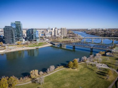 İnsansız hava aracı görüntüsü Saskatchewan şehir merkezinin canlı atmosferini yaz mevsiminde, hareketli caddeleriyle, yüksek gökdeleriyle ve canlı kentsel enerjisiyle yakalıyor.
