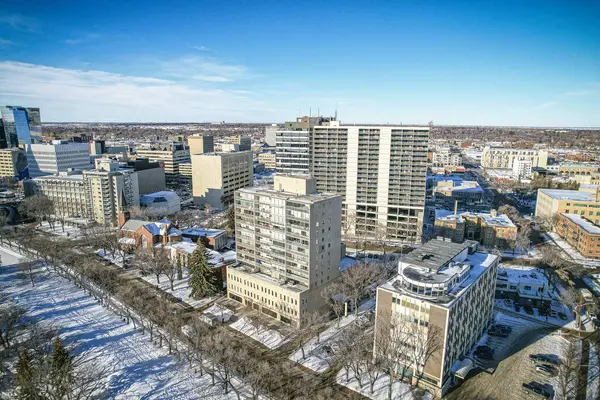 Saskatoonlar üzerinde insansız hava aracı vuruldu. Şehir merkezindeki hareketli caddelerin ve kentsel ufuk çizgisinin altını çizdi..