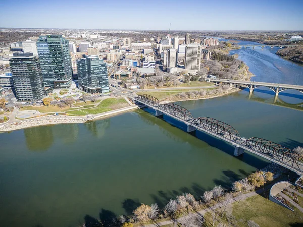 Imagem Drone Capturando Atmosfera Vibrante Downtown Saskatoon Saskatchewan Durante Temporada Imagem De Stock