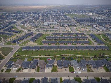 Evergreen, Saskatoon 'un insansız hava aracı görüntüsü. Eşsiz planını ve yemyeşil alanlarını vurguluyor..