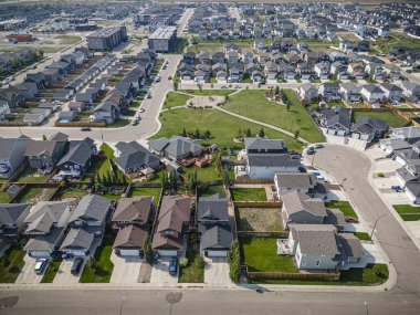 Saskatoon 'daki canlı ve büyüyen Kensington bölgesini gösteren İHA görüntüsü.