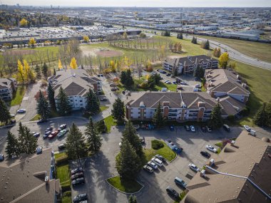 Lawson Heights, Saskatoon 'un insansız hava aracı görüntüsü yerleşim planını ve hareketli topluluğunu vurguluyor..