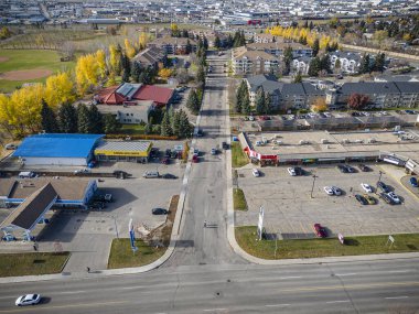 Lawson Heights, Saskatoon 'un insansız hava aracı görüntüsü yerleşim planını ve hareketli topluluğunu vurguluyor..