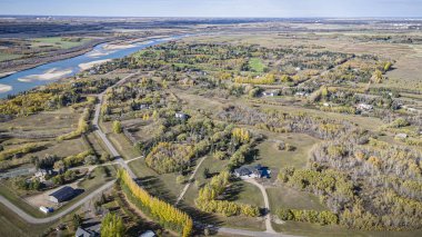 İnsansız hava aracı görüntüsü, büyüleyici sonbahar mevsiminde Riverside Emlak 'ı büyüleyici konutları ve renkli yeşillikleriyle yakalıyor.