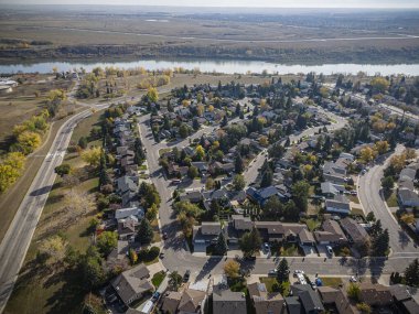 Saskatoon 'daki Silverwood Tepeleri' nin havadan çekilmiş görüntüsü konut cazibesini ve bereketli çevresini gözler önüne seriyor..