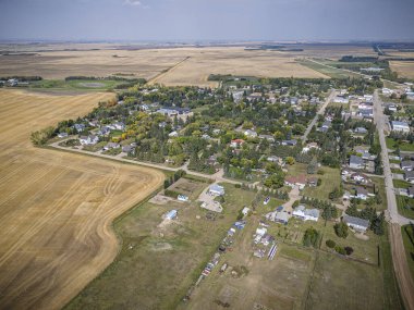İHA görüntüsü, Saskatchewan 'daki Waldheim kasabasını yakalıyor, kırsal cazibesini ve dingin çevresini sergiliyor.
