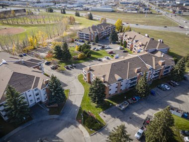 Lawson Heights, Saskatoon 'un insansız hava aracı görüntüsü yerleşim planını ve hareketli topluluğunu vurguluyor..